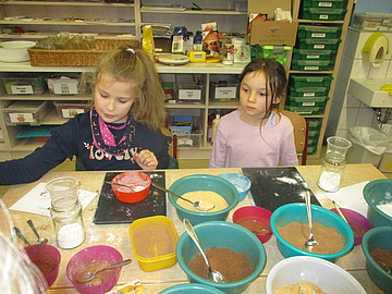Im Hort MITTENDRIN in Senftenberg wurde es kreativ: Gemeinsam mit den Kindern haben die pädagogischen Fachkräfte Adventsmuffin-Backmischungen im Glas zusammen gestellt.